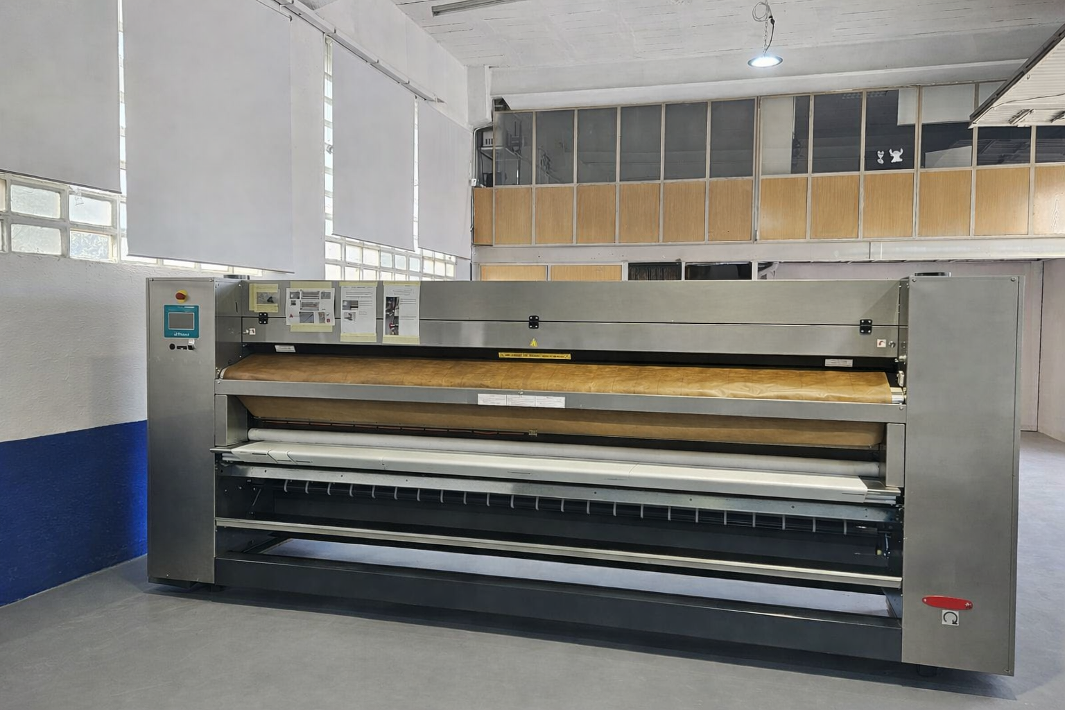 Instalación de calandra industrial en Bugaderia Masselva (Girona)