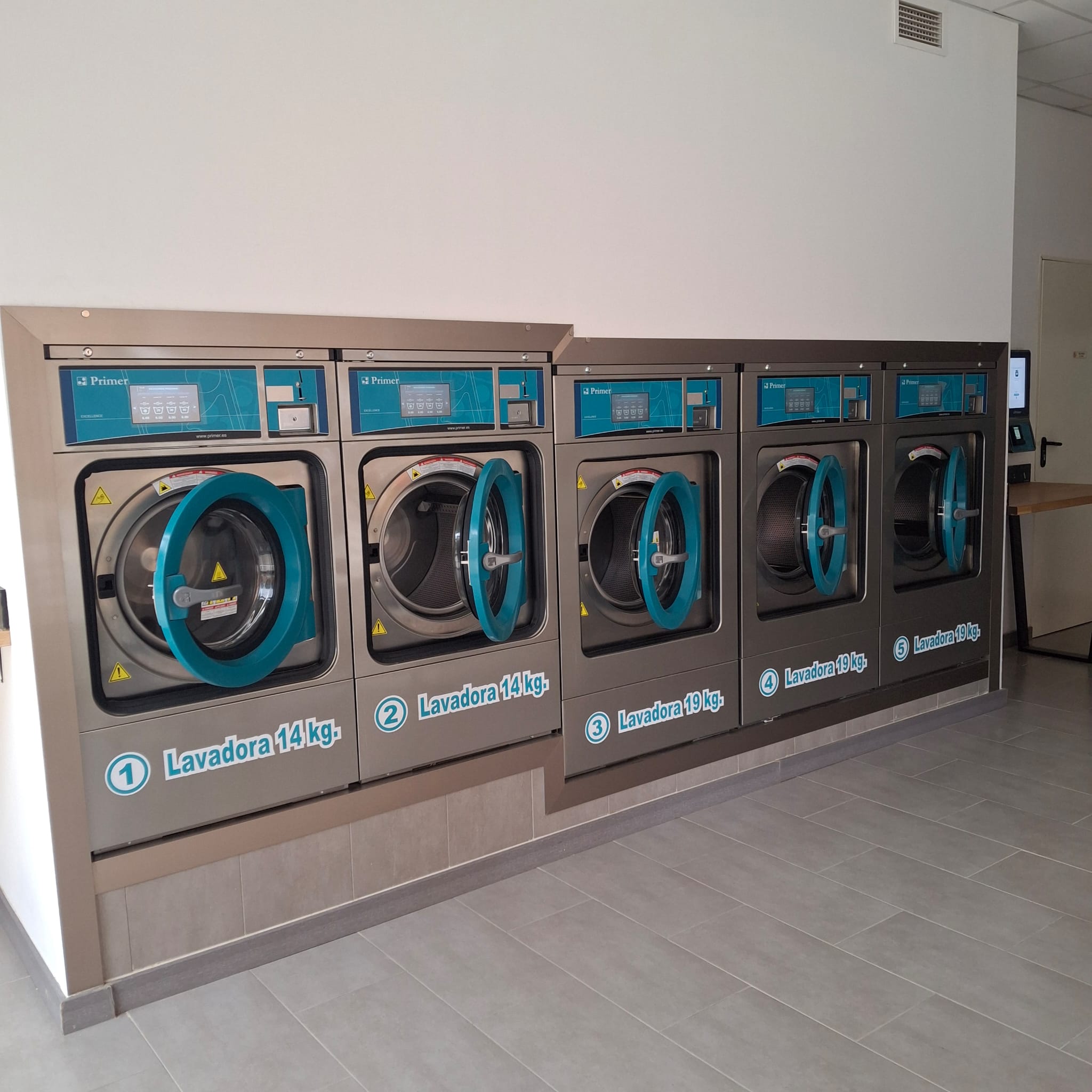 Instalación de lavandería autoservicio Nou Raconet en Catarroja (Valencia)